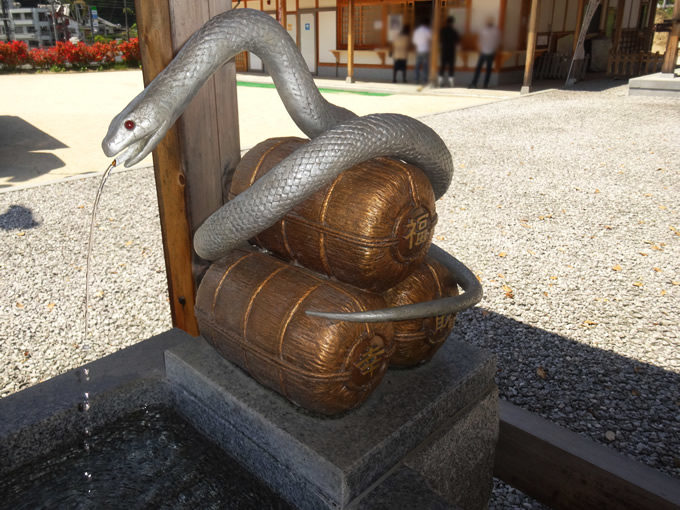 岩國白蛇神社・白蛇の手水舎